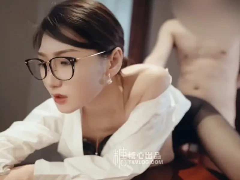 Vào phòng riêng được tiền bối nữ dâm dục liếm củ khoải cho