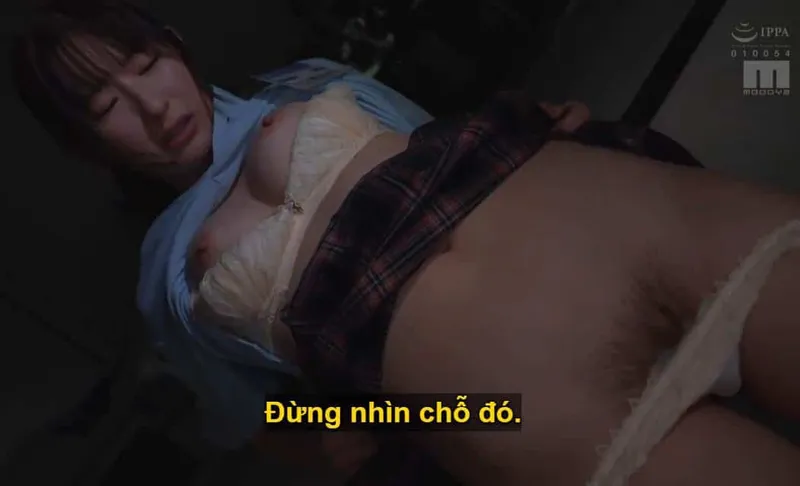 Sếp lớn đang mưu tính đè bẹp con nhỏ cấp dưới kiêu kỳ lười nhác, suốt ngày chỉ chăm chăm tán gẫu tin nhắn với trai.